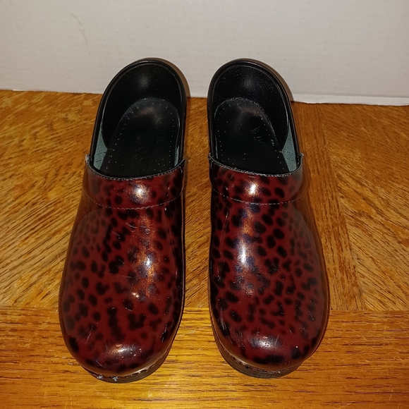 Dansko Black And Pink Leopard/cheetah Print Clogs Size 39. Gently used in good c - Picture 6 of 9